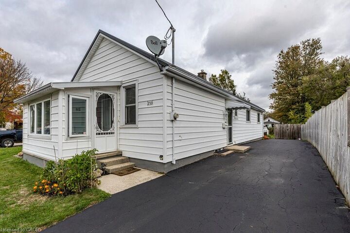 Property Photo:  259 Metcalfe Street N  ON N3Y 3Y1 