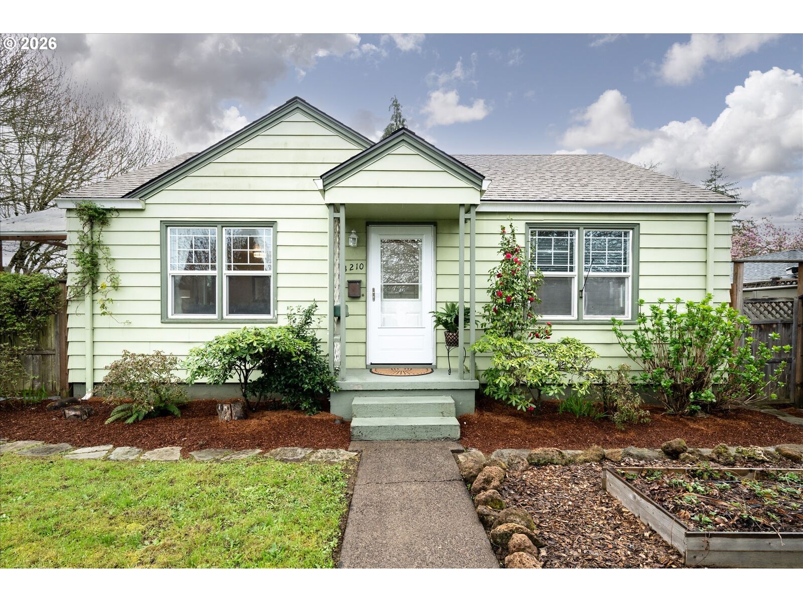 Property Photo:  3210 Royal Ave  OR 97402 
