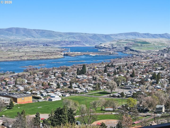 Property Photo:  915 E 18th St  OR 97058 