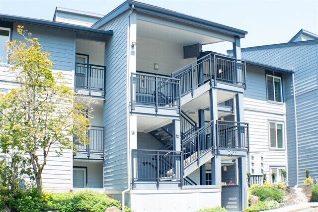 Property Photo:  2611 NE 4th 234  WA 98056 
