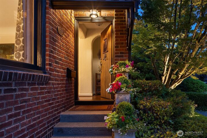 Property Photo: 4737 46th Avenue NE WA 98105