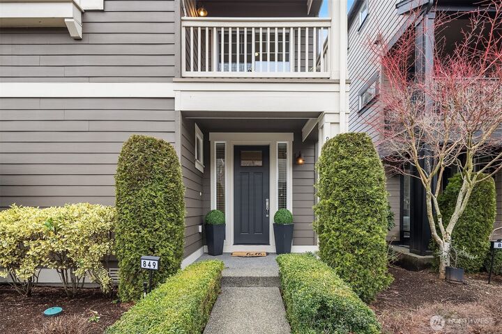 Property Photo:  849  3rd Avenue NE  WA 98029 