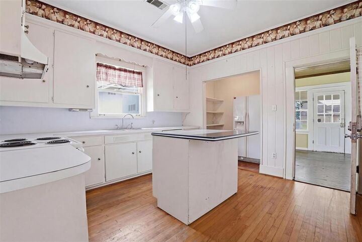 Property Photo: 1323 10th Street LA 70601
