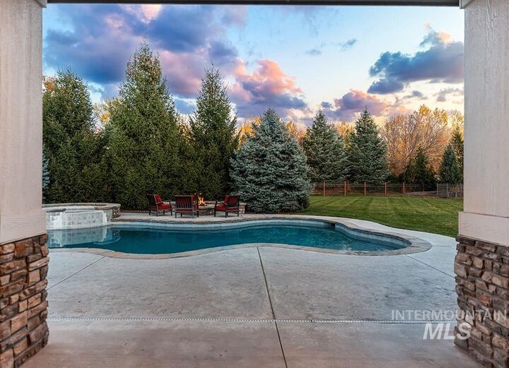 Property Photo:  1102 N Lionbridge Ave  ID 83616 