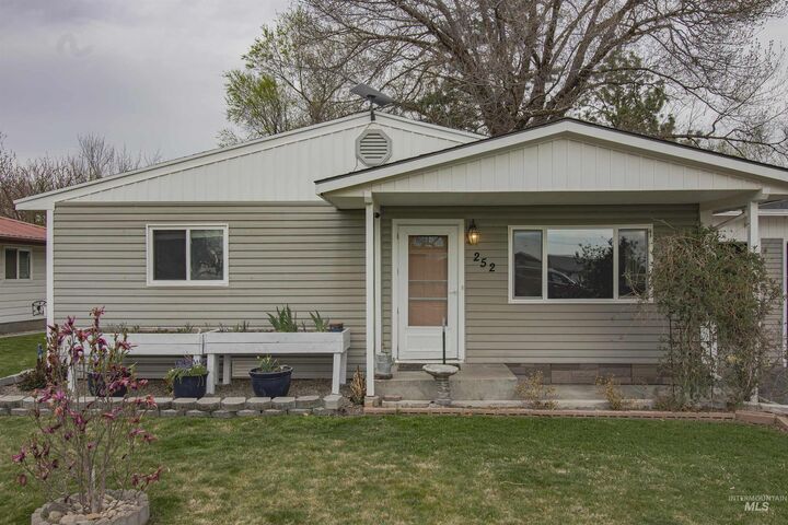 Property Photo:  252 SE Boulevard  ID 83655 