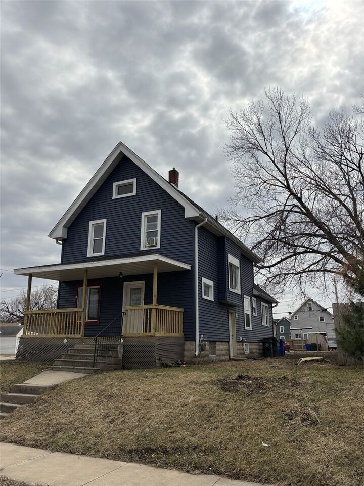 Property Photo:  353 7th Avenue SW  IA 52404 