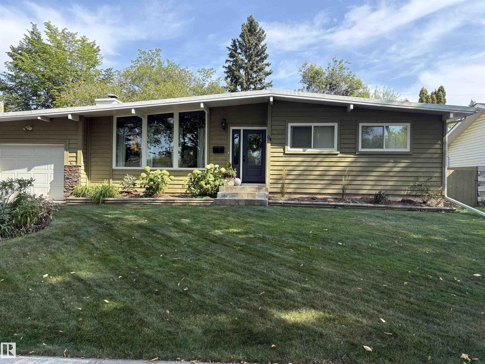 Property Photo:  94 Salisbury Avenue  AB T8N 0M8 