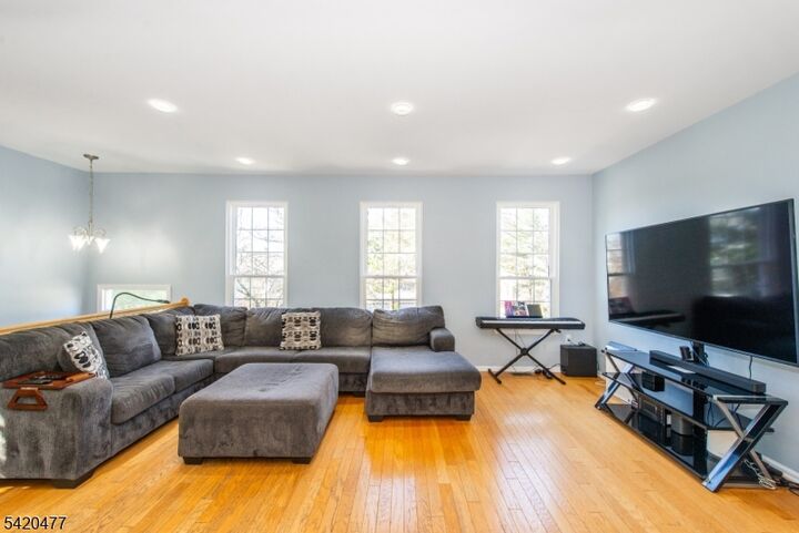 Property Photo:  10 Gannett Ct  NJ 07470 