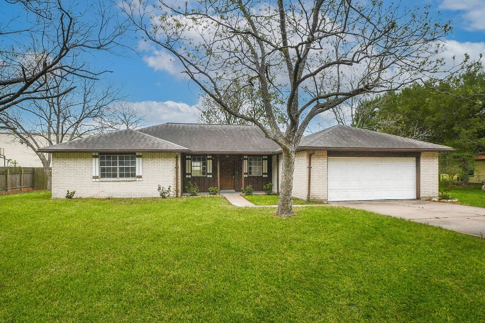 Property Photo: 208 Willow Street TX 77474