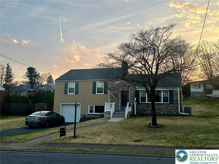 Property Photo:  903 Highland Avenue  PA 18018 