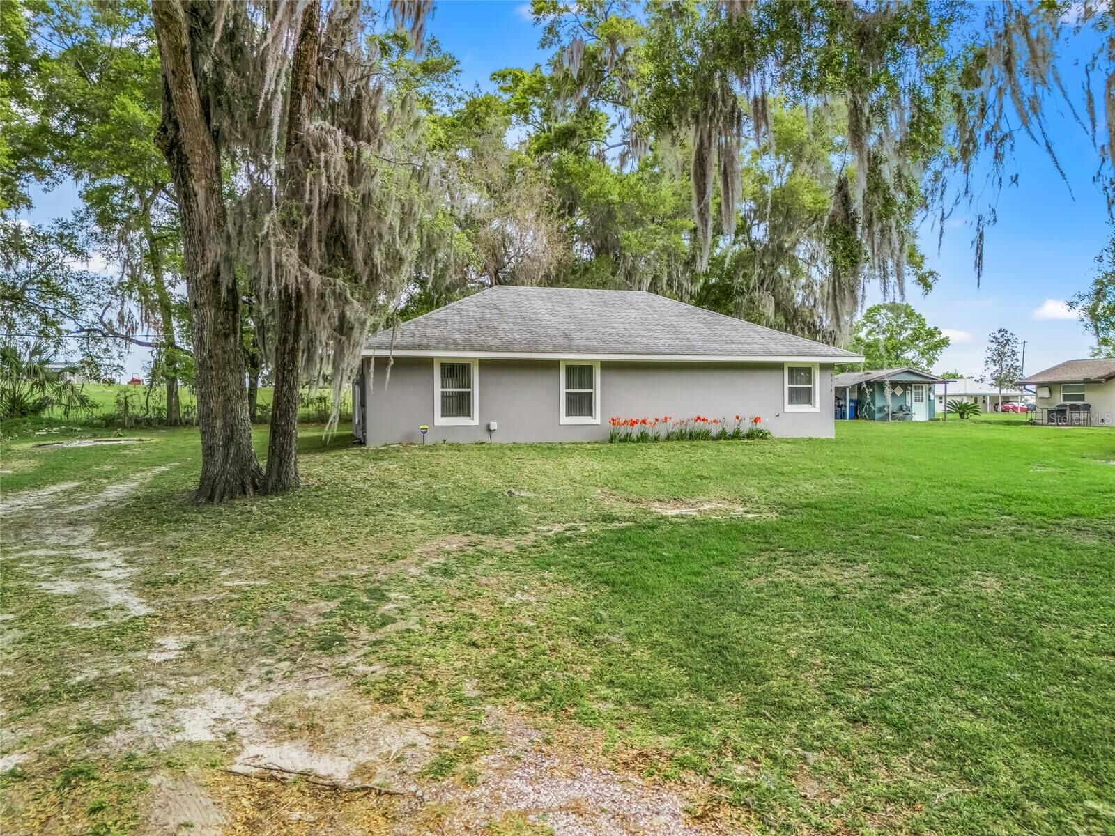 Property Photo:  9318 Cr 649  FL 33513 