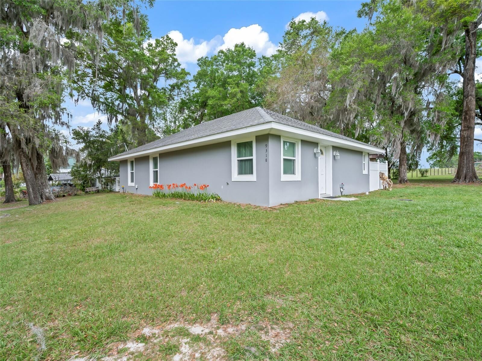Property Photo:  9318 Cr 649  FL 33513 