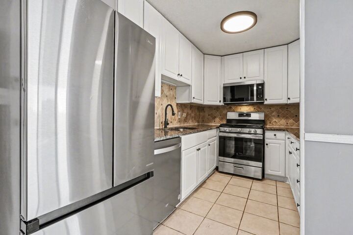 Property Photo:  2201 S Highland Avenue 4L  IL 60148 