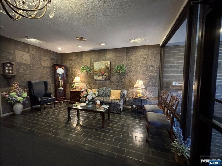 Property Photo:  140 Euclid Avenue 1G  NJ 07601 