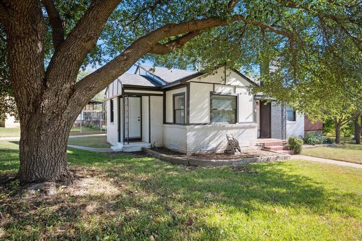 Property Photo:  2717 El Tivoli Drive  TX 75211 