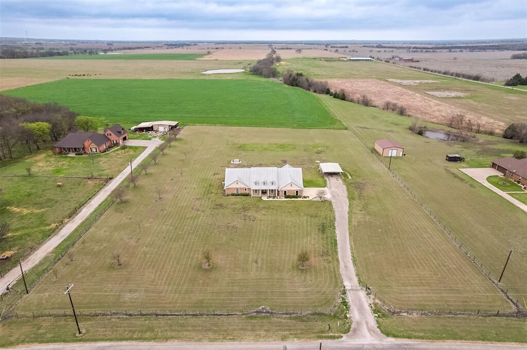 Property Photo: 1066 West Road TX 75165