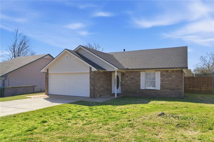 Property Photo:  2702 W Margaret Street  AR 72756 