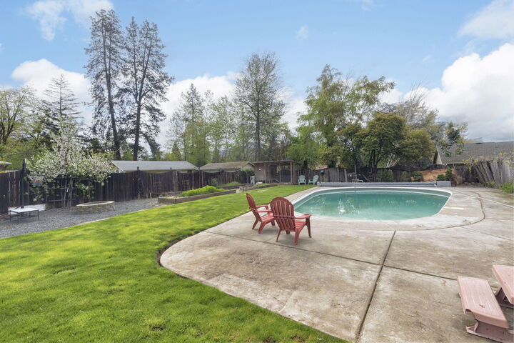 Property Photo:  727 NE Memorial Drive  OR 97526 