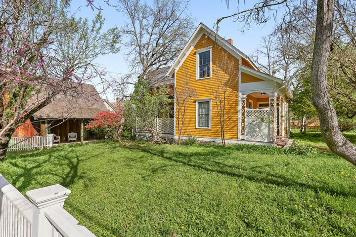 Property Photo: 220 8th Street OR 97530