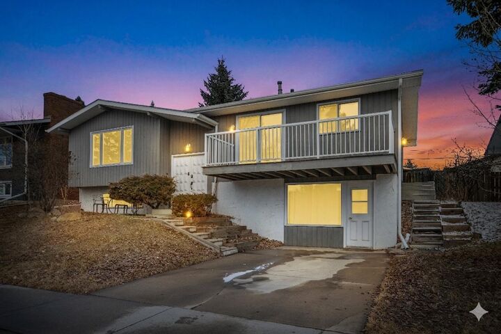 Property Photo:  408 Queen Charlotte Drive SE  AB T2J 4H3 