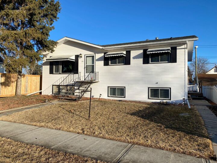 208 4 Avenue W — photo 1