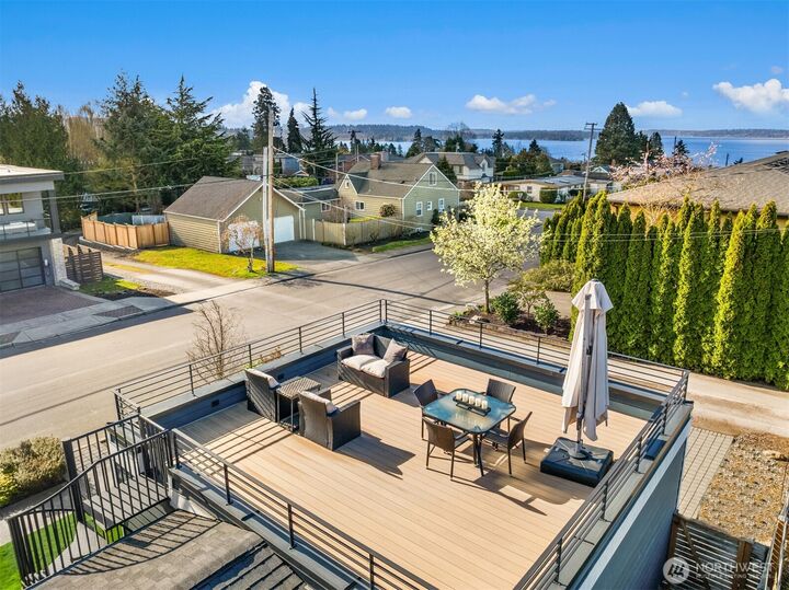 Property Photo:  1231  4th Street W  WA 98033 