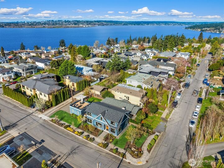 Property Photo:  1231  4th Street W  WA 98033 