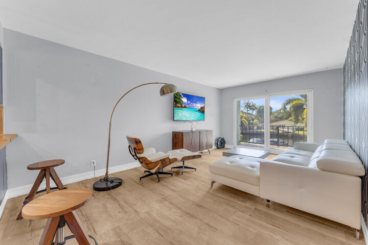 Property Photo: 3004 NE 5th Terrace 206-C FL 33334