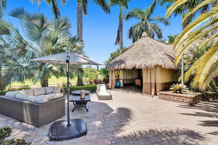 Property Photo: 224 N Cortez Dr FL 33068