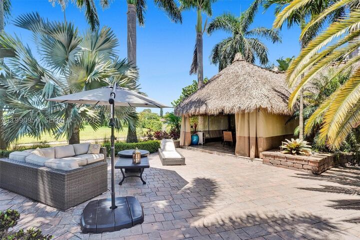 Property Photo: 224 N Cortez Dr FL 33068