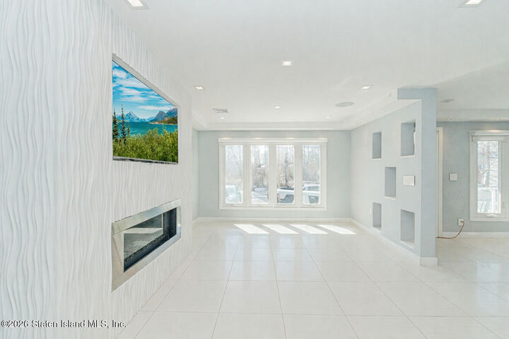 Property Photo:  825 Willowbrook Road  NY 10314 