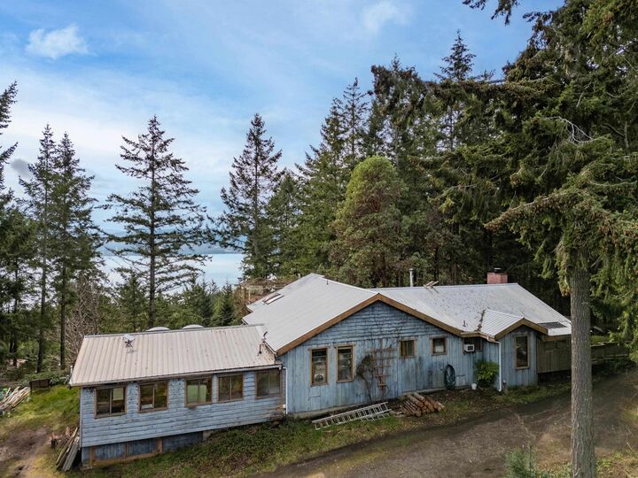 Property Photo: 1690 Cottage Way BC V0N 1P0