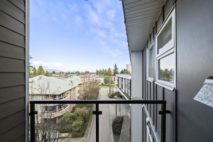 Property Photo: 6283 Kingsway Ph18 BC V5J 0H3