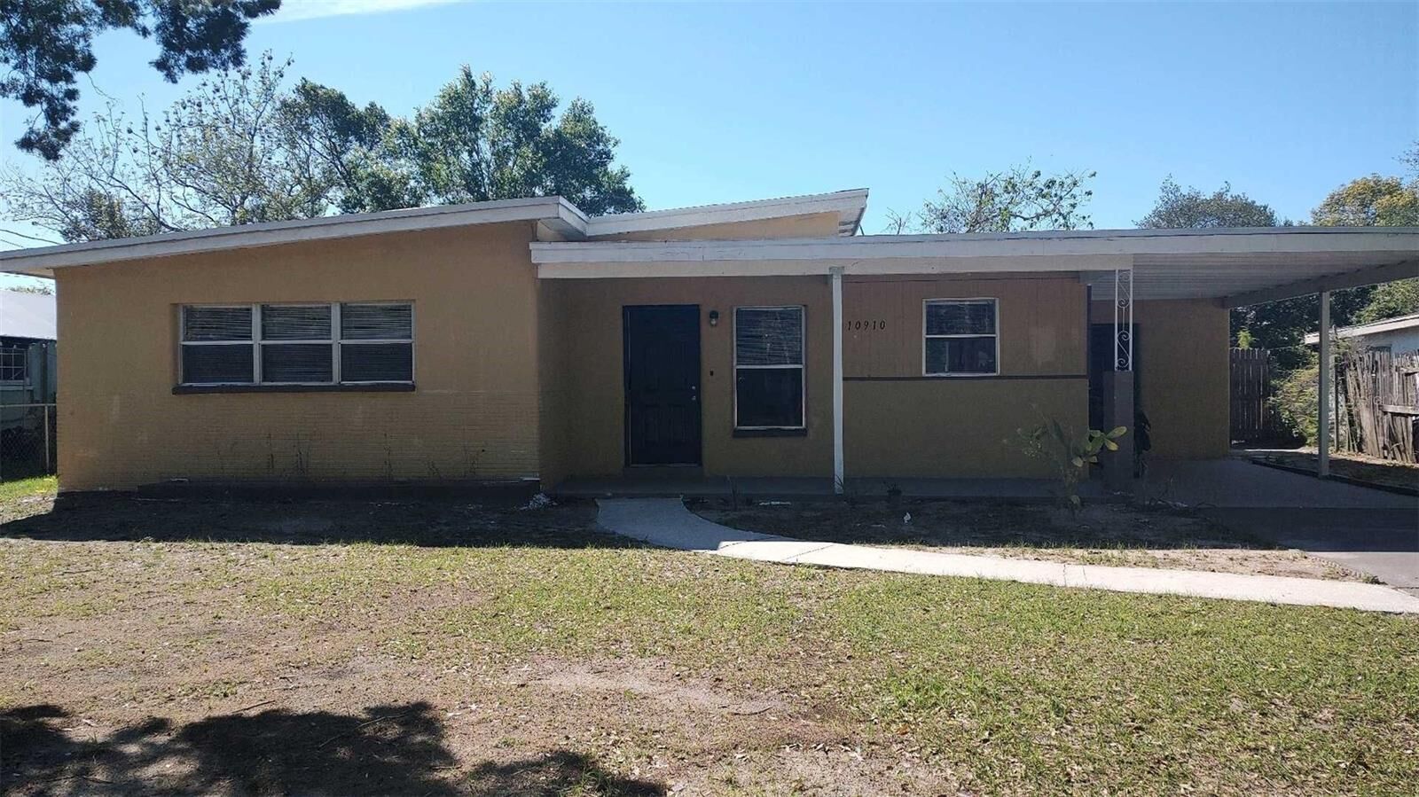 Property Photo: 10910 N 15th Street FL 33612