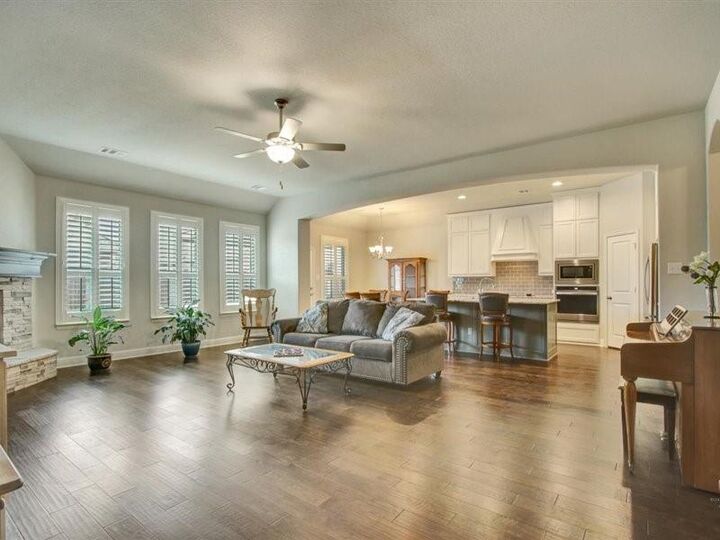 Property Photo:  433 Garden Tree Trail  TX 76065 