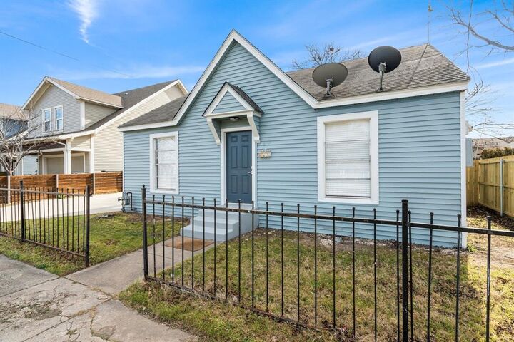 Property Photo:  612 W 5th Street  TX 75208 