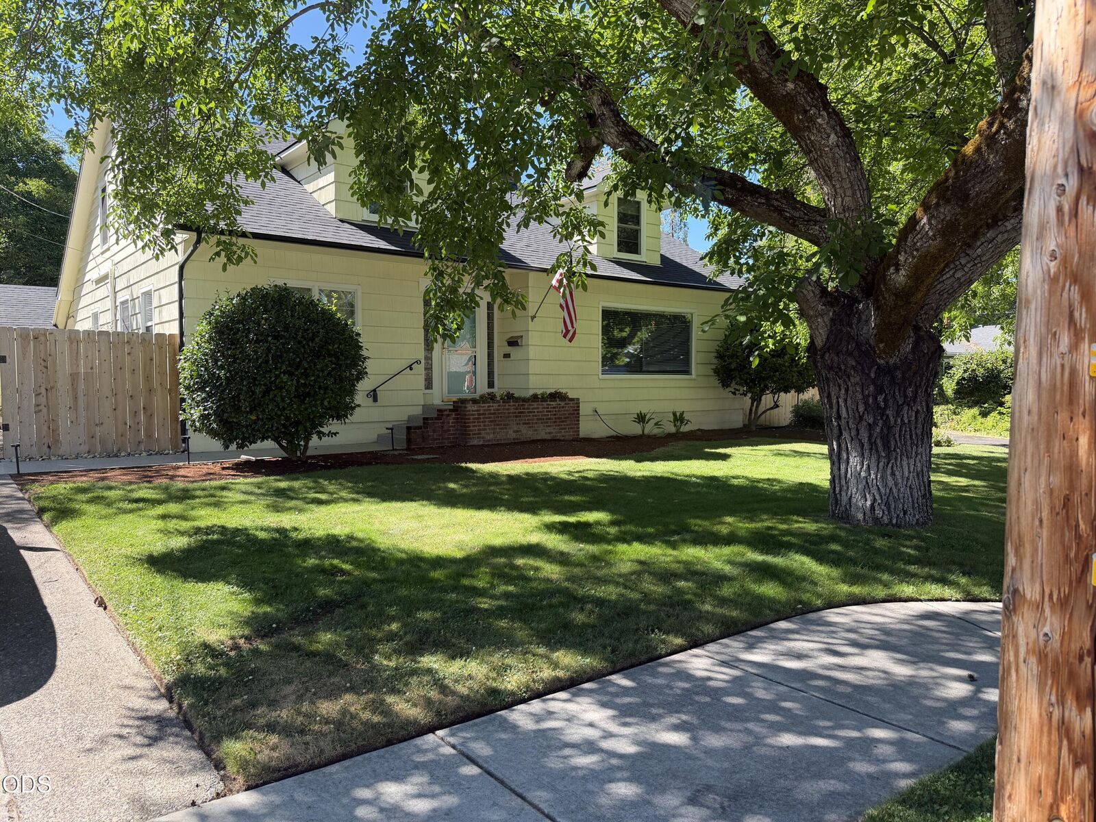 Property Photo:  736 NW 3rd Street  OR 97526 