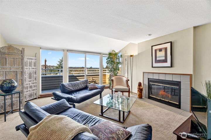 Property Photo: 2350 10th Avenue E 201 WA 98102