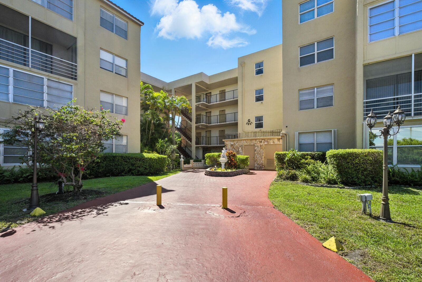 Property Photo: 2801 Somerset Drive 101 FL 33311