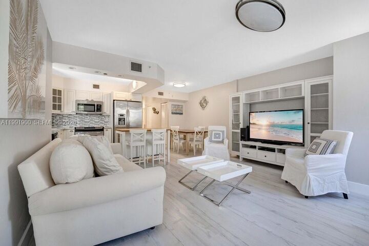 Property Photo: 1532 Drexel Ave 202 FL 33139