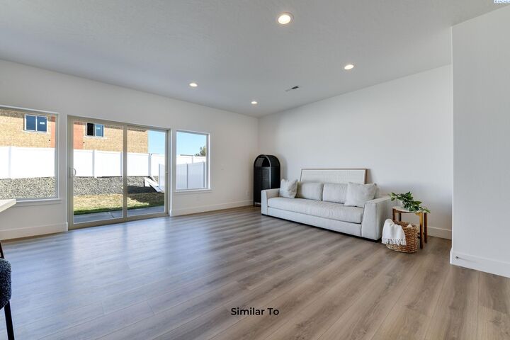 Property Photo:  715 Honeylicious St  WA 99352 