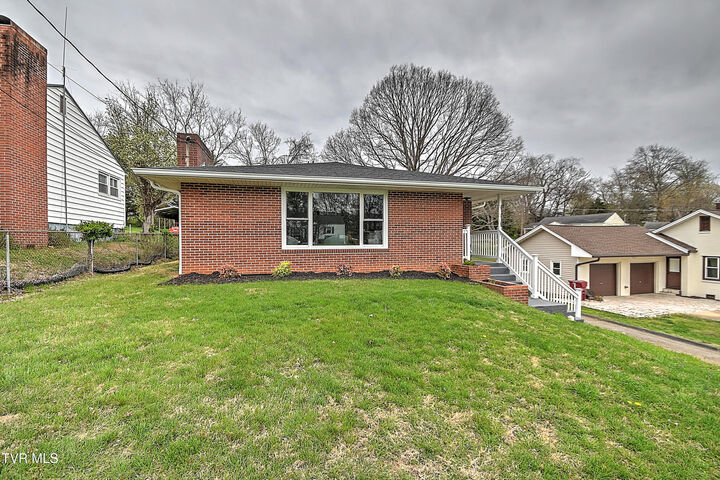 Property Photo: 1002 Lincoln Avenue TN 37604