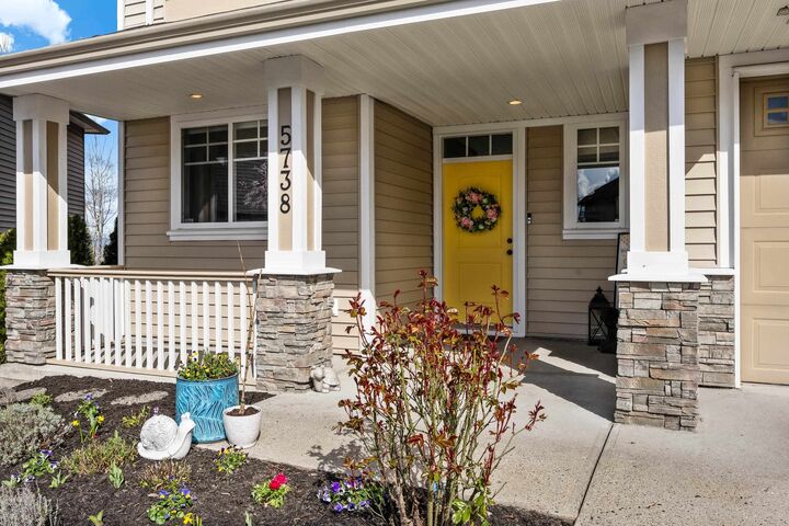 Photo de la propriété:  5738 Kestrel Drive  BC V2R 0E7 