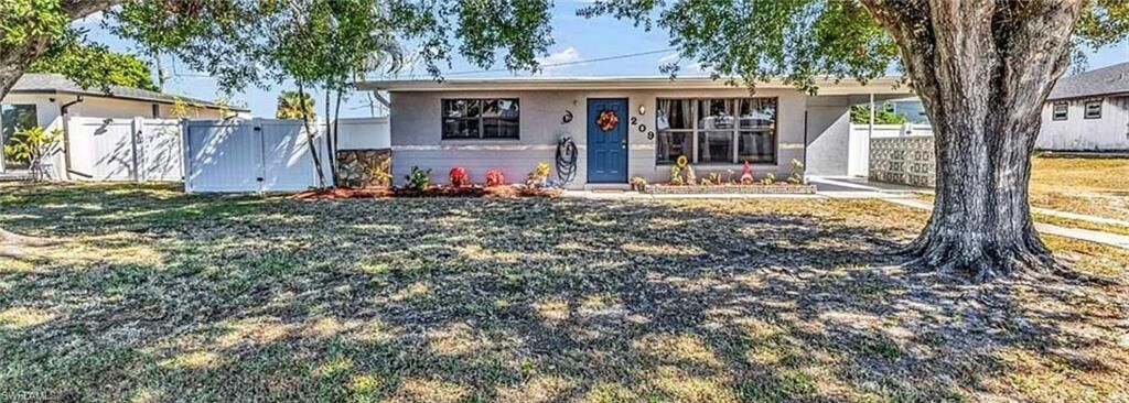 Property Photo:  209 Seminole Blvd NW  FL 33952 