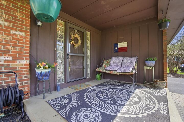 Property Photo:  1800 Lakehill Court  OH 43229 