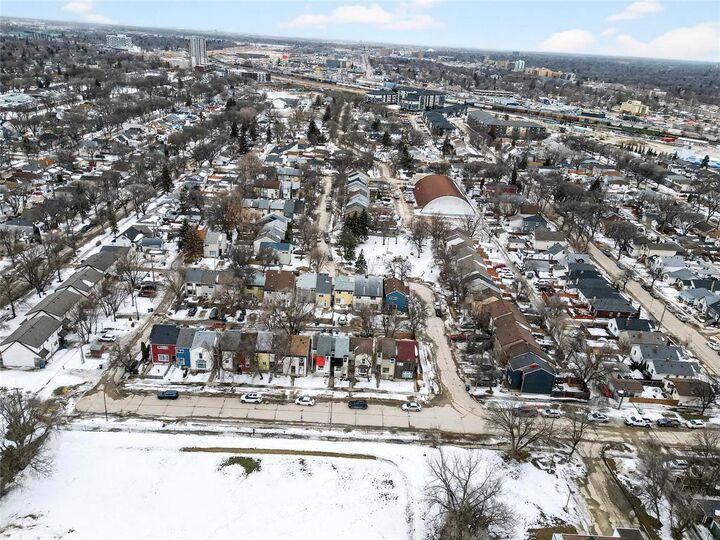 Property Photo:  745 Nassau Street  MB R3L 2R5 