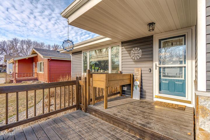 Property Photo:  1624 Columbia Drive  ND 58504 