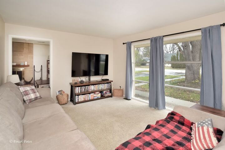 Property Photo: 425 E Broadway Avenue IL 60014