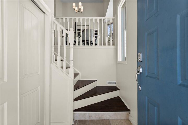 Photo de la propriété:  56 Hawkcliff Way NW  AB T3G 2R7 