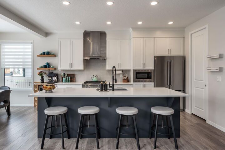 Property Photo:  7270 11 Avenue SW  AB T3H 3V5 